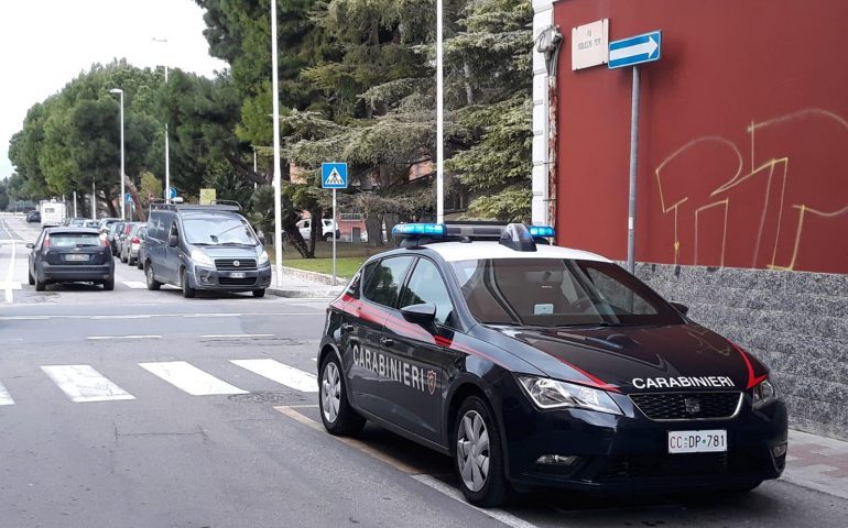 Lascia la figlia di tre anni sola in macchina e va al bar a giocare alle slot machine