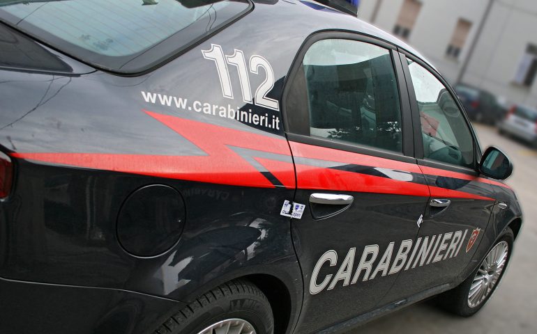 Folle fuga in auto per le vie dell’abitato: giovane sperona i carabinieri ma viene fermato