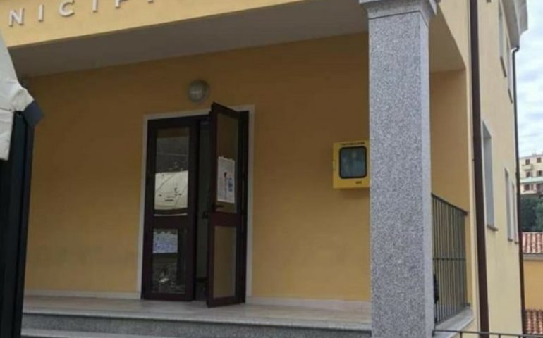 Triei, vite da salvare senza perdere tempo: defibrillatore accessibile collocato all’esterno del Comune