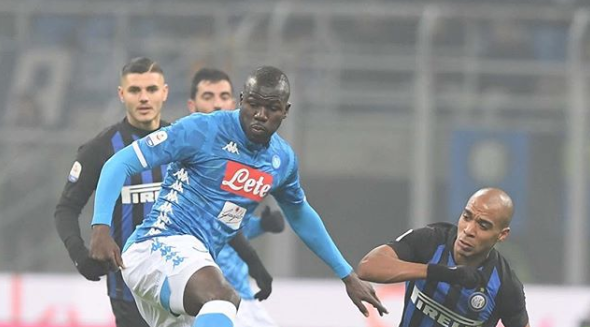 Bersagliato da insulti razzisti, Koulibaly replica: “Sono orgoglioso del colore della mia pelle, di essere francese, senegalese, napoletano: uomo”