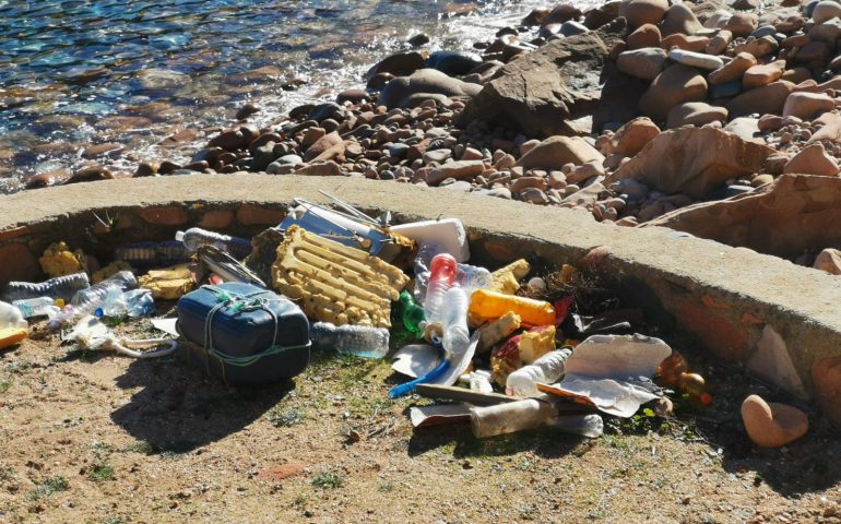 (FOTO) Spazi pubblici a vocazione turistica: spazzatura e degrado a Cala Moresca, fiore all’occhiello di Arbatax