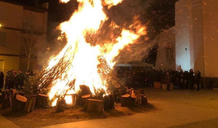 Presto nuovo Fogone a Villagrande: ci si prepara a San Sebastiano tra fuoco, Messa e Paniscedda