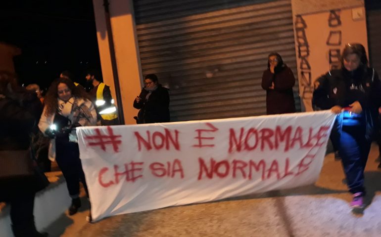 (FOTO) “Non è normale che sia normale”: l’Ogliastra unita ieri sera contro la violenza di genere