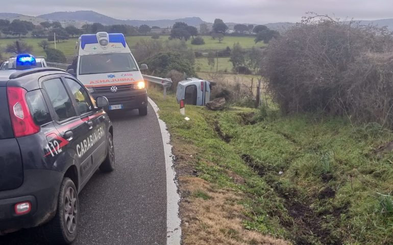 Incidente stradale a Oniferi, giovane passeggero portato al San Francesco