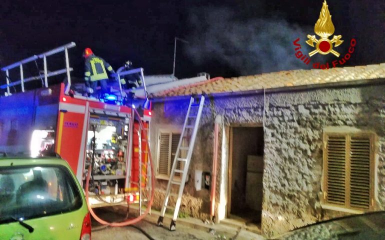 Oristano: va a fuoco un’abitazione. I Vigili del Fuoco domano le fiamme