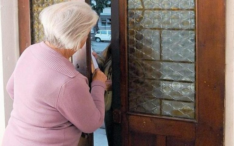 Si spacciano venditori e rubano tutti i risparmi di un’anziana: ma la nonnina aveva le telecamere