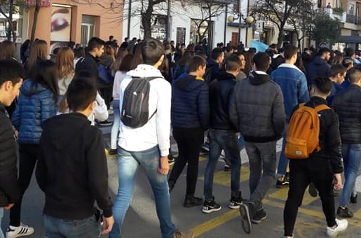 Studenti ieri accanto ai pastori. Il dirigente scolastico: “Assenza di massa senza validi motivi”. Infuria la polemica