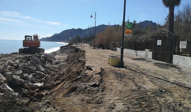 (FOTO) Il lungomare di Museddu in ginocchio. Parla il Sindaco Piras: «Situazione ancora disastrosa»