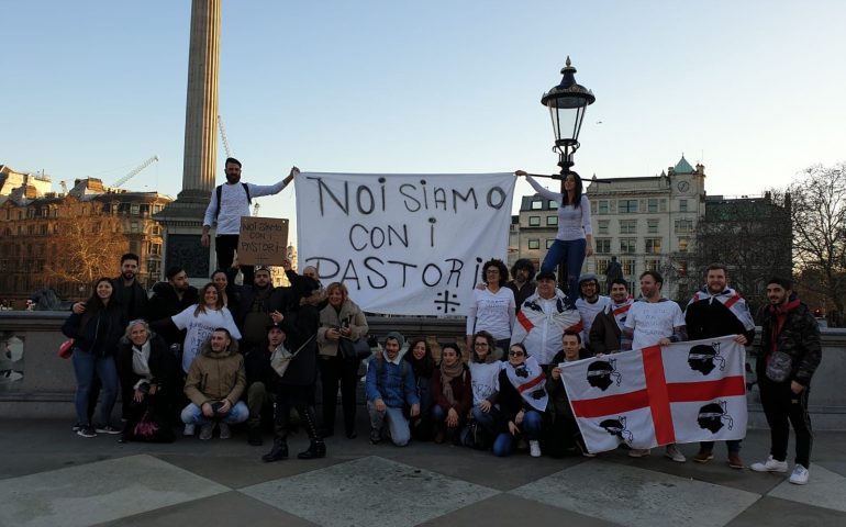 (FOTO) Da Londra solidarietà ai pastori sardi: le FOTO scattate a Trafalgar Square