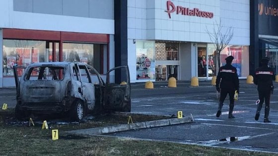 Dà fuoco all’auto dell’ex fidanzata con lei all’interno: la donna è in gravissime condizioni