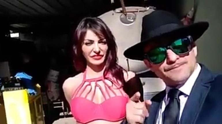 Modella si fa il bagno nel latte per solidarizzare con i pastori