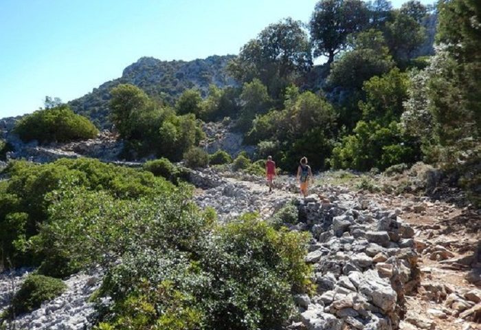 Scivola e si ferisce sul sentiero per Cala Goloritzé, 23enne soccorsa dal Soccorso Alpino e Speleologico