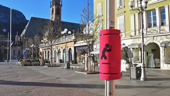 A Bolzano arrivano i paratesta per gli smartphone addicted. Ma perché?