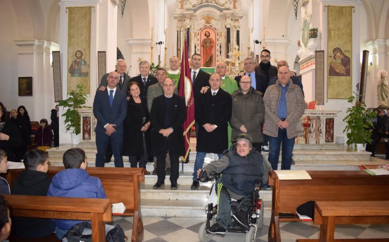 Tortolì, cambio della guardia al comitato Sant’Andrea. Bruno Canzilla consegna la bandiera al nuovo presidente Fabrizio Monni