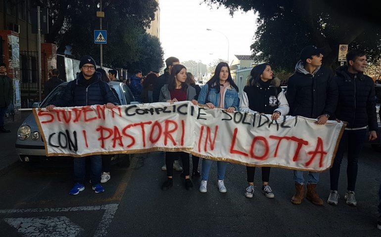 Cagliari, “sciopero bianco”: migliaia di studenti in marcia per i pastori verso il Consiglio Regionale