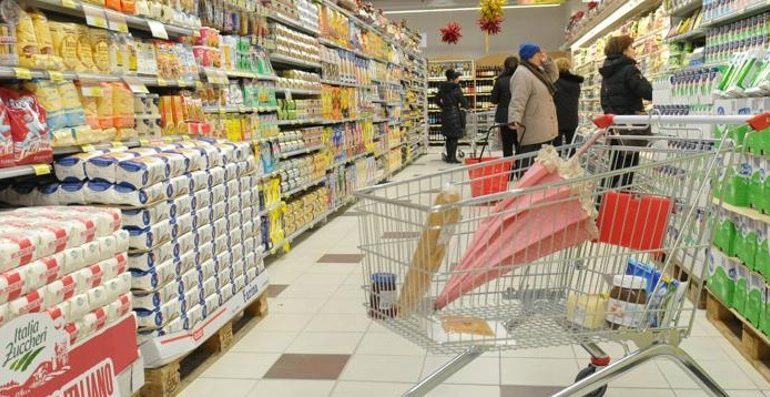 50enne scivola sullo yogurt in un market e si fa male: 21 giorni di prognosi