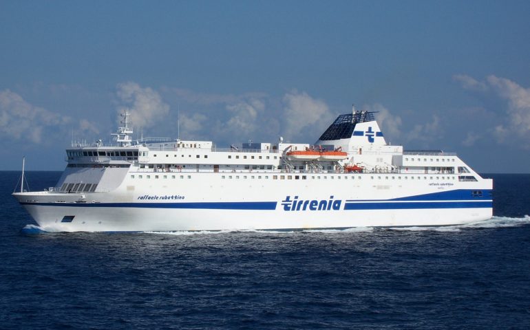 Forte vento in porto a Cagliari, si urtano due navi