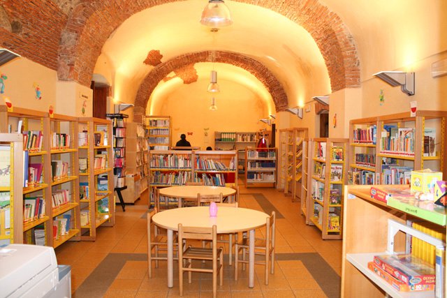 “Leggere facile, leggere tutti”, nella biblioteca comunale di Tortolì disponibili i libri per ipovedenti