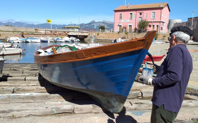 Arbatax, ultime pennellate prima di riprendere il largo. Zio Flavio Vitiello: 89 anni d’amore per il mare