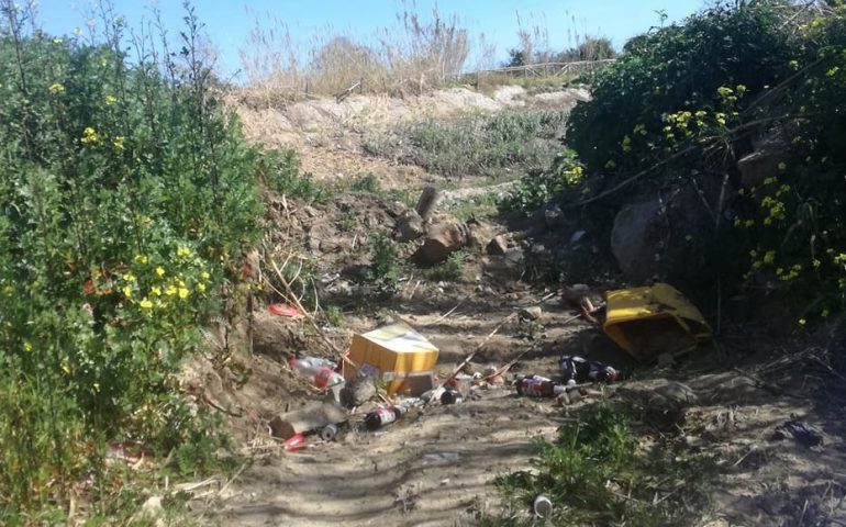 Tortolì, le rive del Rio Foddeddu trattate come una discarica