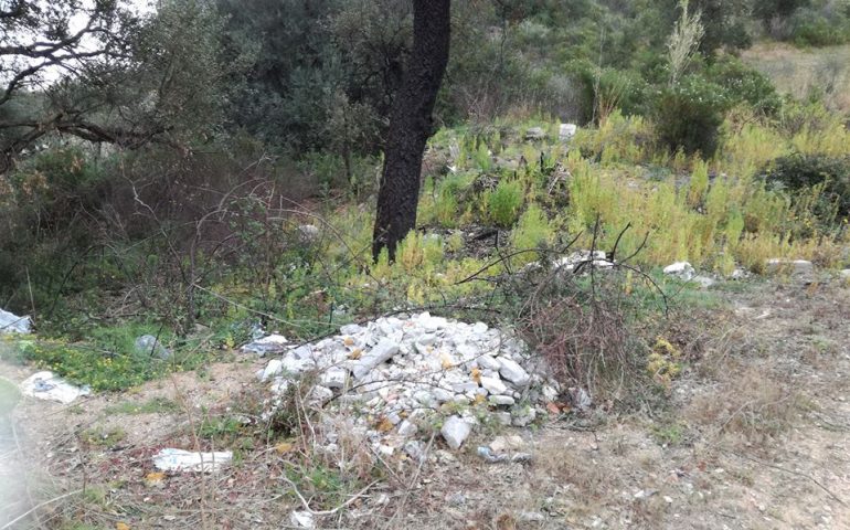 (FOTO) Tortolì, segnalata una nuova discarica. Cartoline d’inciviltà da Monte Attu