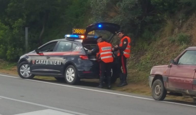 In auto con un coltello: denunciato un 35enne ogliastrino