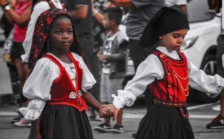 La cantante cagliaritana Claudia Aru pubblica foto di due bimbi neri in abito sardo e viene messa alla gogna social