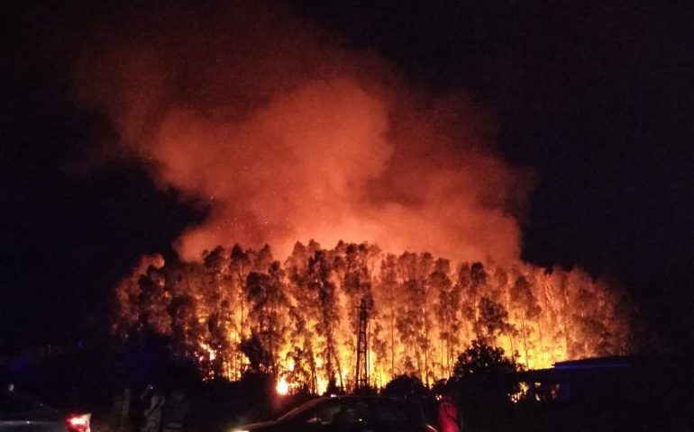 Incendio a Tortolì: si lavora per domare le fiamme