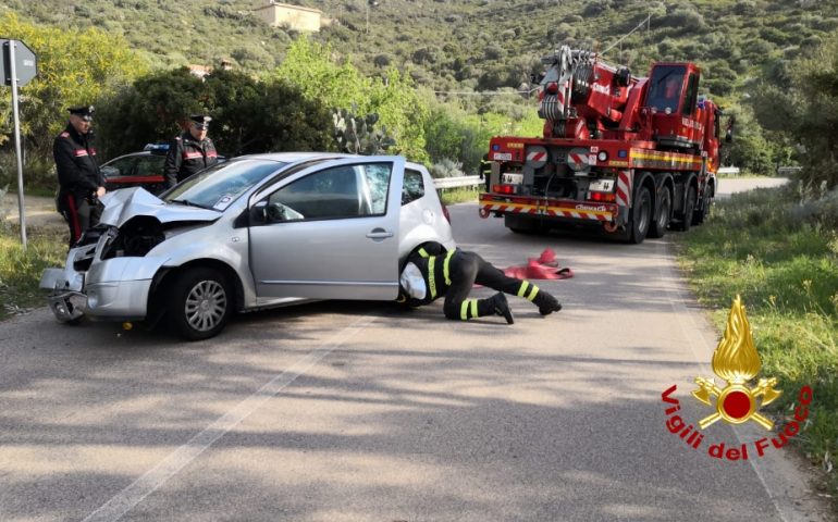 80enne finisce fuori strada con la sua auto. Anziano soccorso dal 118