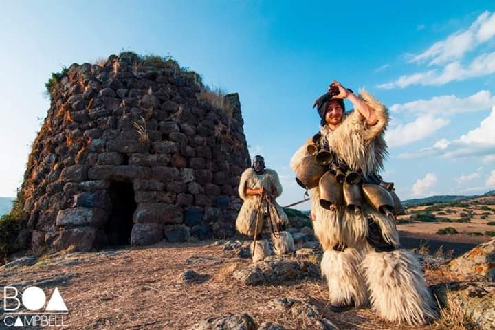 (FOTO) Perle della nostra terra: Fabrizio Porcu, il 35enne che fabbrica da sé le maschere tradizionali del Carnevale