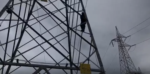 Lavoratore in protesta a Portovesme: ore su un traliccio a 20 metri da terra