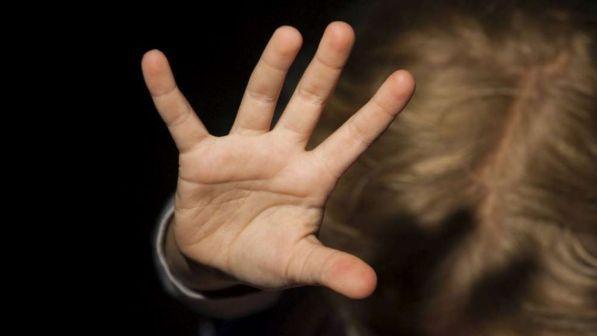 Orrore a Taranto: violenze sessuali sui 4 figli. I bambini vivevano in totale degrado: niente scuola, nutriti con patatine