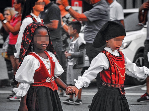 La foto delle polemiche finisce sul Corriere. Protagonisti i bimbi vestiti con l’abito tradizionale di Tortolì