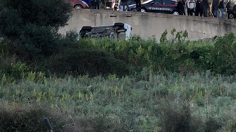 Bari Sardo, 53enne perde il controllo dell’auto e cade da un muraglione. Portata con l’elicottero al Brotzu