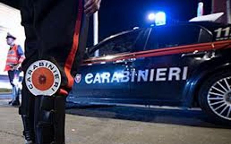 Notte brava a Nuoro per un pregiudicato: evade i domiciliari, ruba un’auto e danneggia quella dei carabinieri