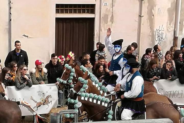 (VIDEO) Sartiglia, l’abito tradizionale di Tertenia scelto per la Corsa alla Stella da tre cavalieri