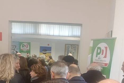 Primarie Pd. Affluenza inaspettata alle urne, tanti in fila nei seggi per votare il nuovo segretario