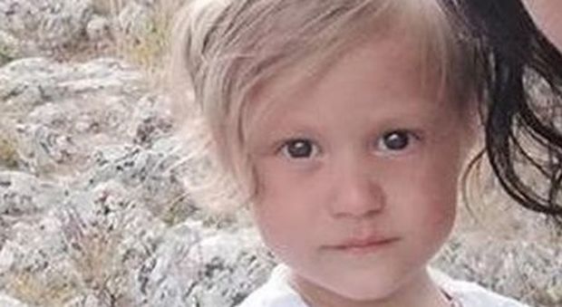 Bimba di due anni muore soffocata da un pezzo di wurstel: la tragedia a Salerno