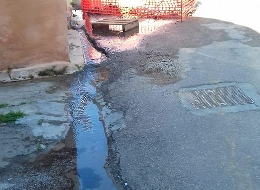 Tortolì, una grossa perdita d’acqua in centro rovina le giornate dei residenti nel silenzio di Abbanoa