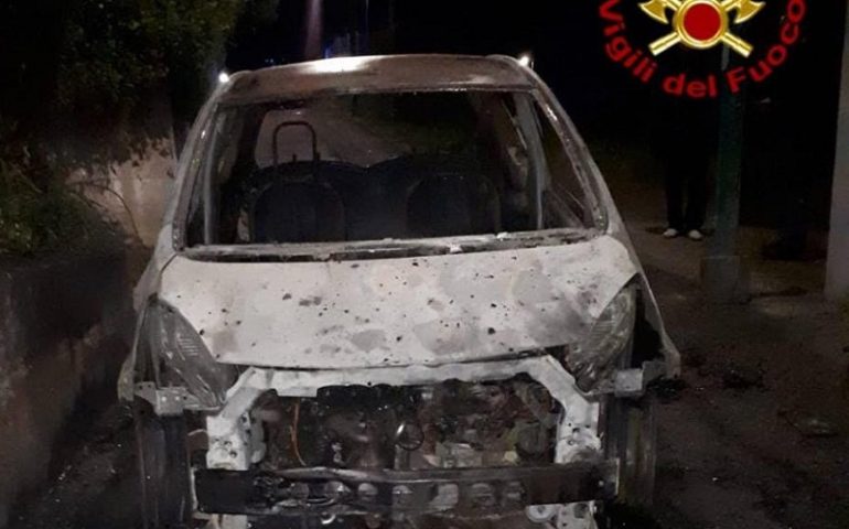 Lanusei, l’auto di un’impiegata comunale in fiamme nella notte