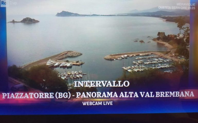 Su Rai Uno il porto turistico di Santa Maria Navarrese finisce nella Val Brembana: impazza l’ironia sul web