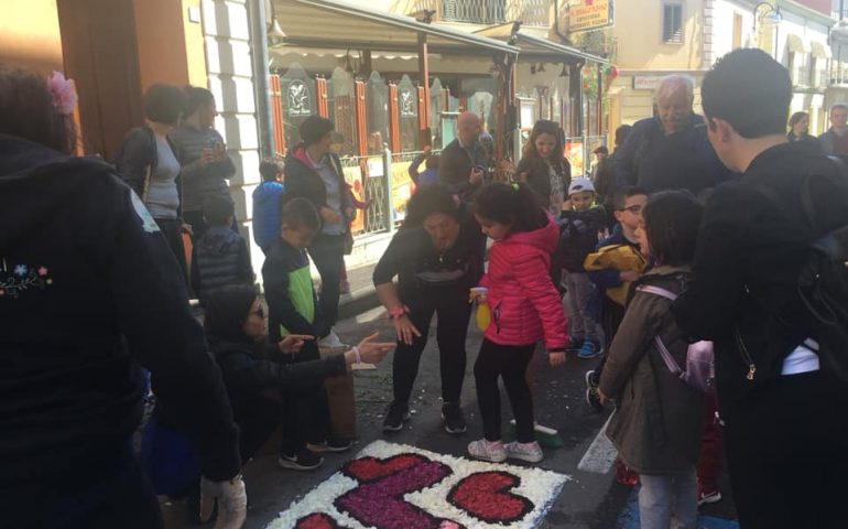 La fotonotizia. Tortolì in Fiore: stamattina anche i bambini all’opera