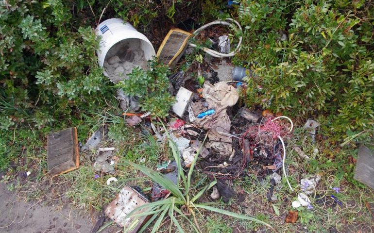 Bari Sardo, spunta una nuova discarica dietro la scogliera di Punta Niedda