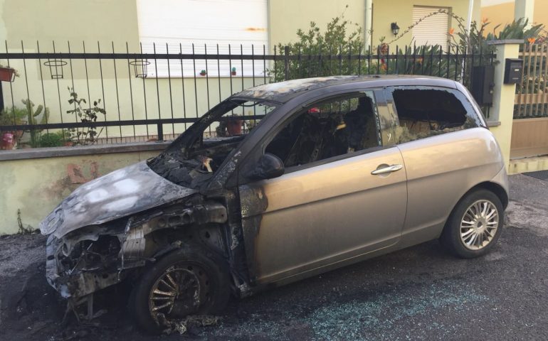 Oristano, in fiamme l’auto di una giornalista. Si parla di intimidazione