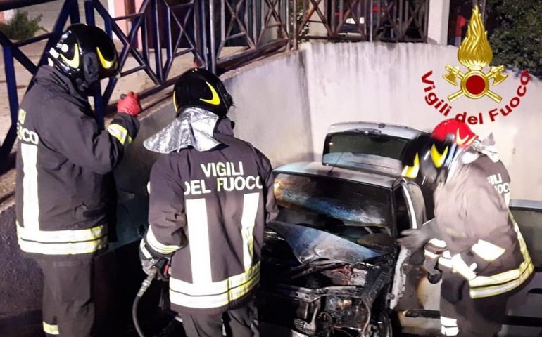 Jerzu, in fiamme nella notte l’auto di un dipendente dell’Arst