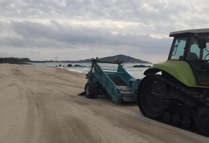 Tortolì, le spiagge si fanno belle per le festività: iniziati oggi i lavori di pulizia del litorale
