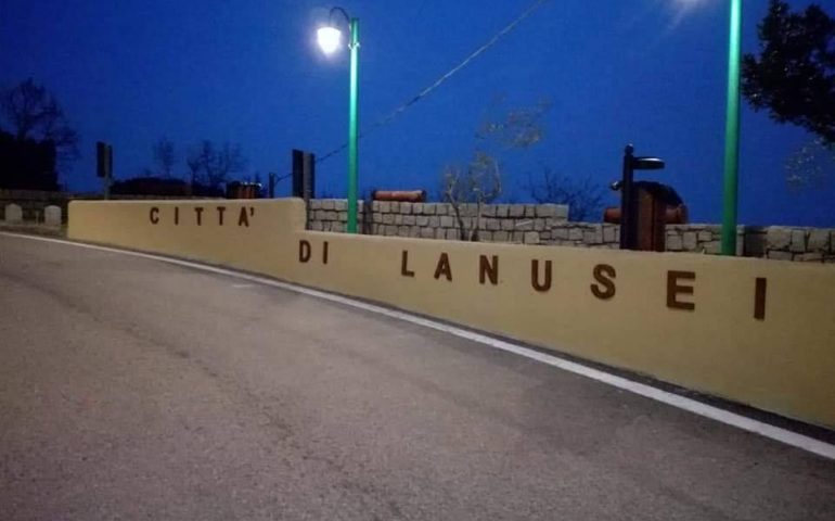 La fotonotizia. Lanusei, la leva ‘76 si rimbocca le maniche per il paese: la Piazzetta Belvedere si fa bella