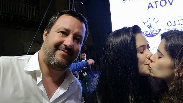 «Vogliamo un selfie» ma al momento dello scatto un bacio. Salvini beffato da due ragazze 19enni