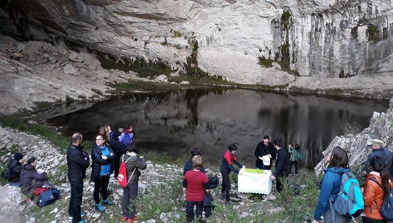 Urzulei, stamattina suggestivo appuntamento: Santa Messa cantata in latino nella grotta Pischina Urtaddala