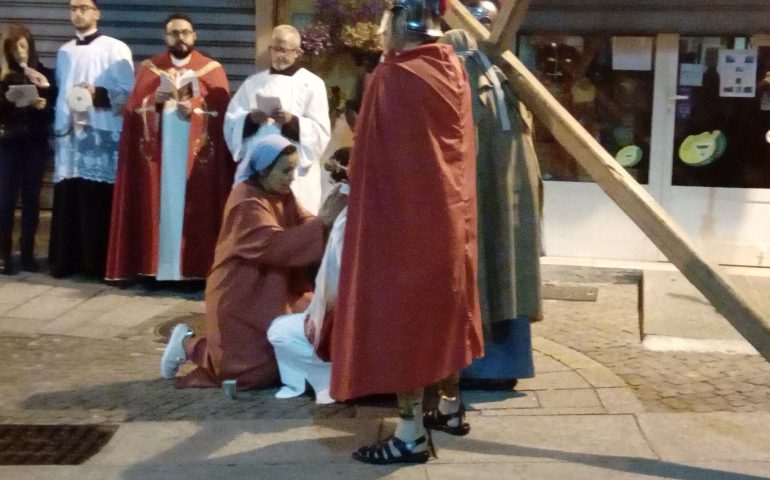 (FOTO) Jerzu, ieri la suggestiva rappresentazione della passione e morte di Gesù: in centinaia alla Via Crucis vivente